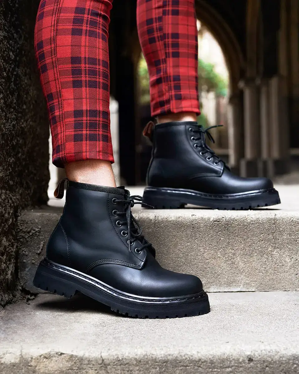 inti-allblack-puesto-perfil-derecho inti all black